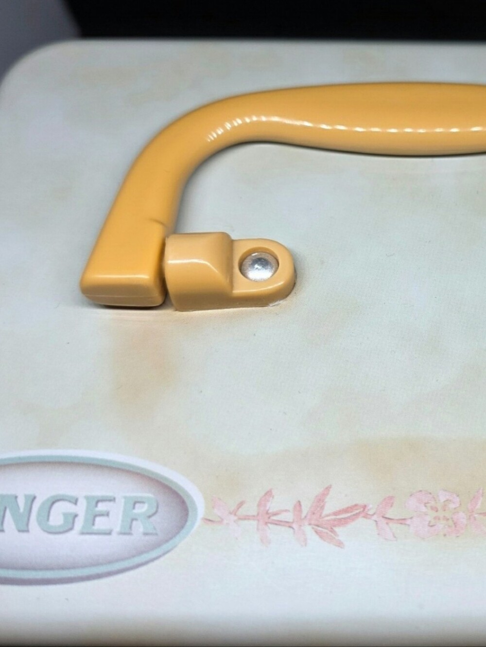 Vintage Singer Sewing Machine Tin Box with Yellow Handle - Picture 6 of 12